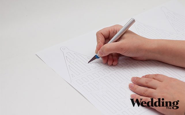 вырезать шаблон канцелярским ножом