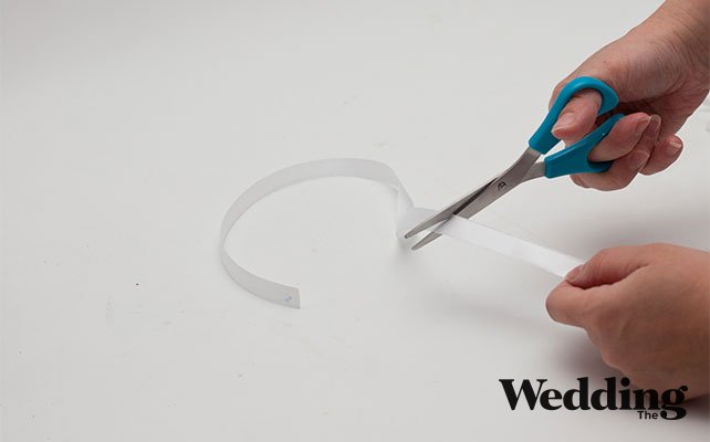 отрезать кусочек атласной ленты