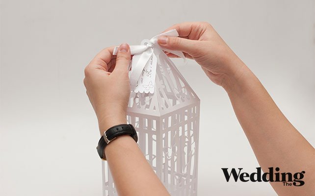 привязать к верхушке клетки бирку с надписью