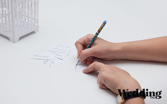 положить рядом с клеткой карточки для пожеланий