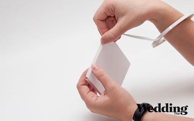 приклеить дно к клетке