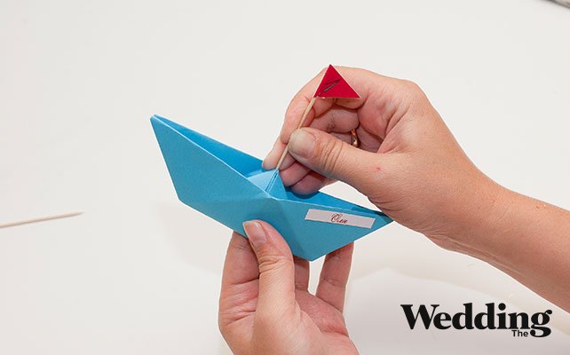 как сделать план рассадки кораблики для морской свадьбы, закрепить флажок с номером стола на кораблике