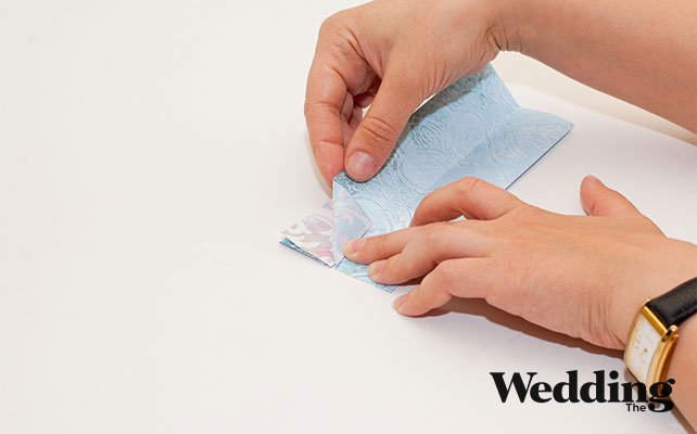 половинку развернуть и верхушки сложить в треугольники с двух сторон