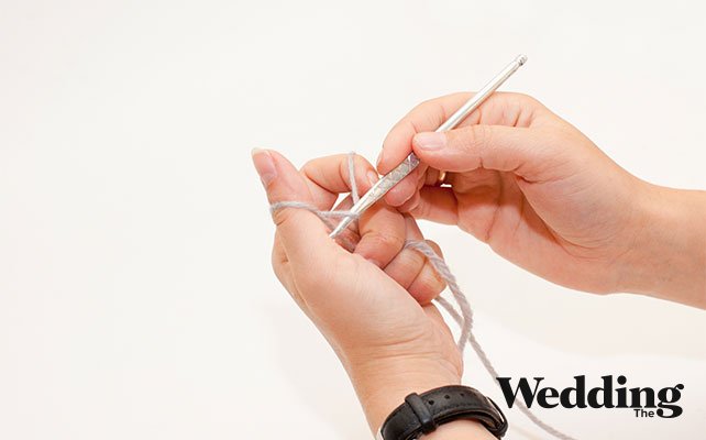 связать с помощью крючка и ниток круглый коврик