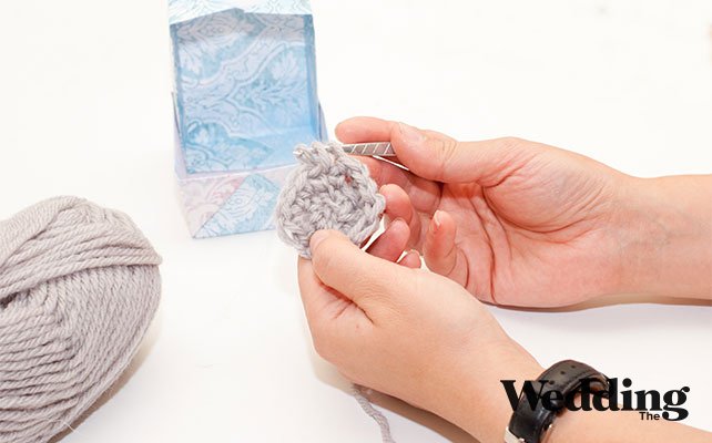 связать с помощью крючка и ниток круглый коврик