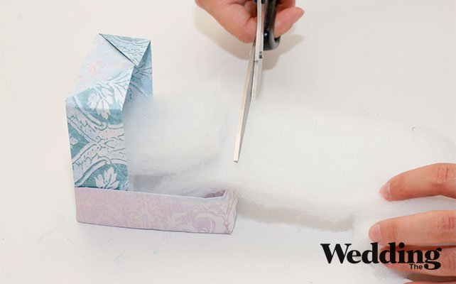 отрезать по размеру коробочки синтепон