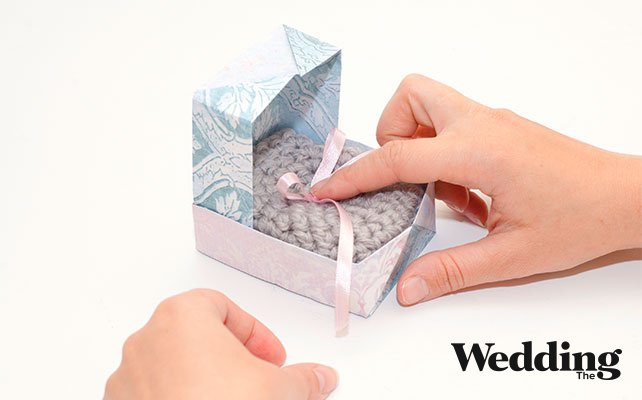 приклеить бантик к вязаной подушечке