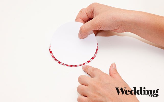 Как сделать круглый номер стола на бутылке, наклеить кружок меньшего диаметра на номер