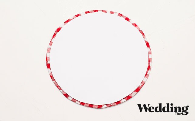 Как сделать круглый номер стола на бутылке, наклеить кружок меньшего диаметра на номер