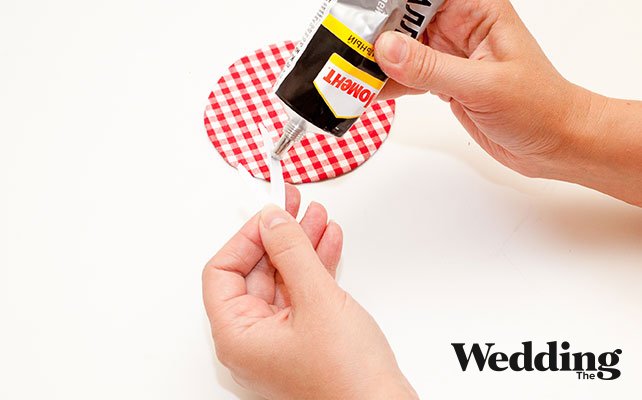 Как сделать круглый номер стола на бутылке, вырезаем номер стола и приклеить на круглую заготовку