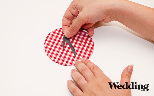 Как сделать круглый номер стола на бутылке, вырезаем номер стола и приклеить на круглую заготовку