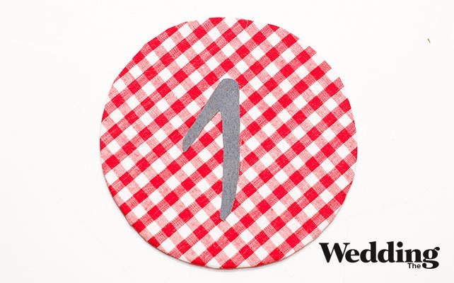 Как сделать круглый номер стола на бутылке, вырезаем номер стола и приклеить на круглую заготовку