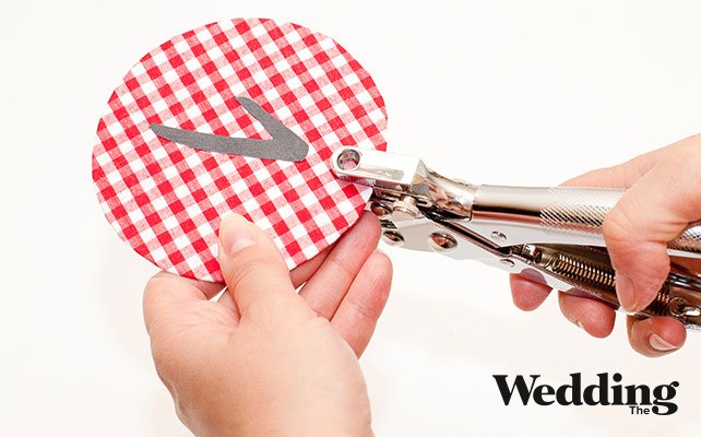 Как сделать круглый номер стола на бутылке, сделать отверстие в круглой заготовке