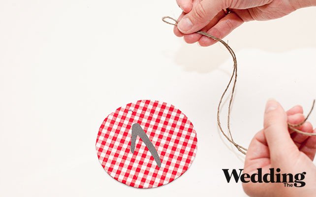 Как сделать круглый номер стола на бутылке, вставить шпагат в отверстие в круглой заготовке