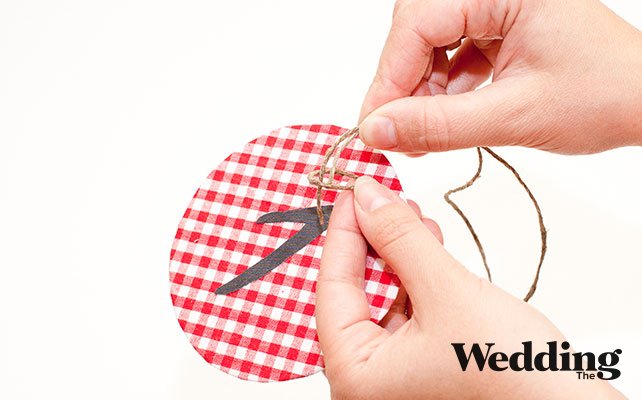 Как сделать круглый номер стола на бутылке, вставить шпагат в отверстие в круглой заготовке