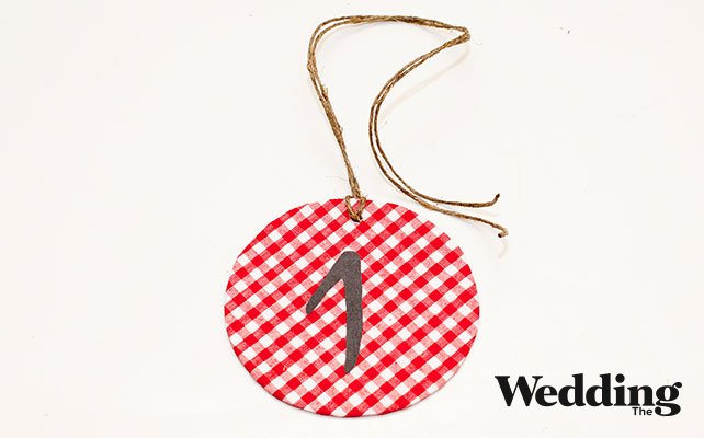 Как сделать круглый номер стола на бутылке, вставить шпагат в отверстие в круглой заготовке