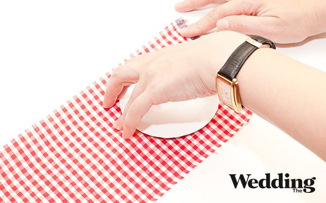 Как сделать круглый номер стола на бутылке, вырезаем кружок из ткани