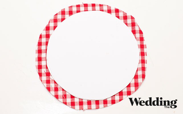 Как сделать круглый номер стола на бутылке, вырезаем кружок из ткани