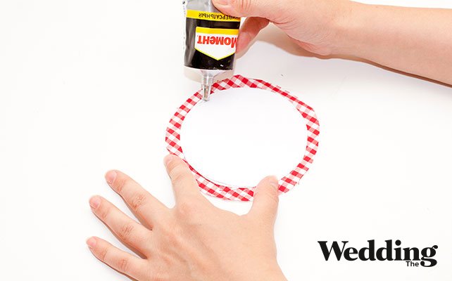 Как сделать круглый номер стола на бутылке, нанести клей на ткань и приклеить её к бумажному кругу