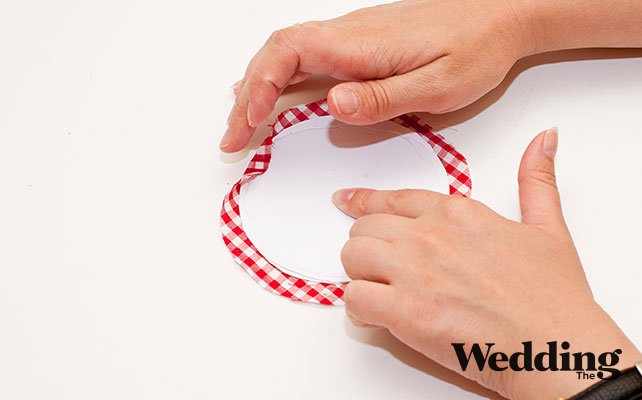 Как сделать круглый номер стола на бутылке, нанести клей на ткань и приклеить её к бумажному кругу