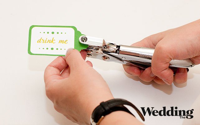 в бирках сделать дырки, 	Как сделать бирки для декора лимонада на свадьбе	