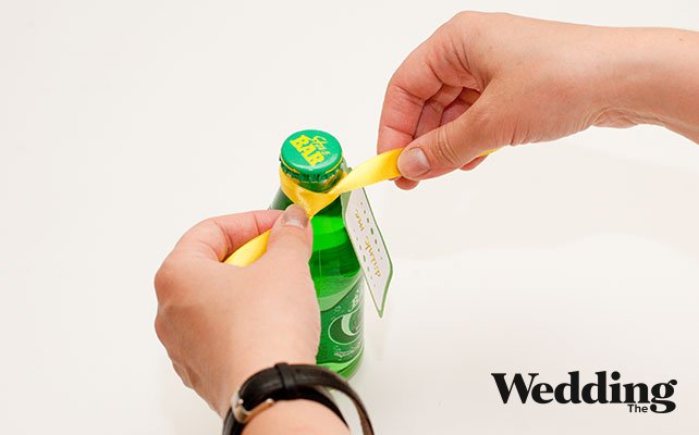 прикрепить бирку к бутылке с лимонадом, Как сделать бирки для декора лимонада на свадьбе