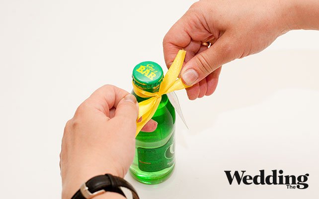 прикрепить бирку к бутылке с лимонадом, Как сделать бирки для декора лимонада на свадьбе