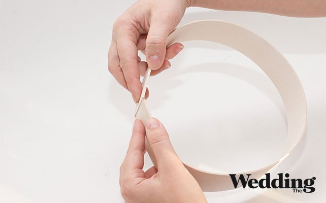 как сделать люстру из бумажных кружков для декора свадьбы, склеить из полосок картона три окружности разного диаметра