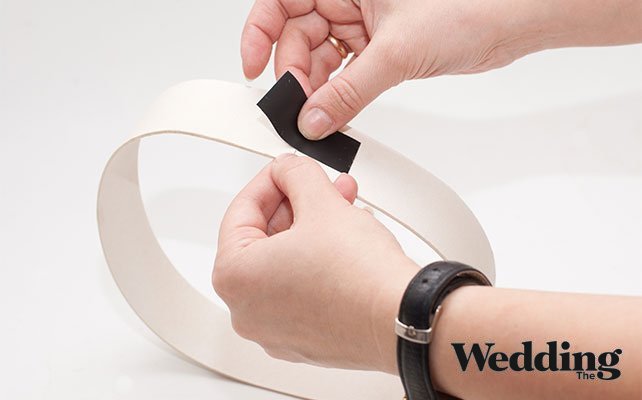 как сделать люстру из бумажных кружков для декора свадьбы, склеить из полосок картона три окружности разного диаметра