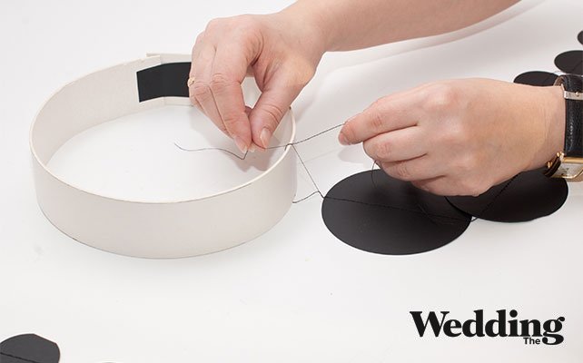 как сделать люстру из бумажных кружков для декора свадьбы, привязать к окружностям цепочки из кружков