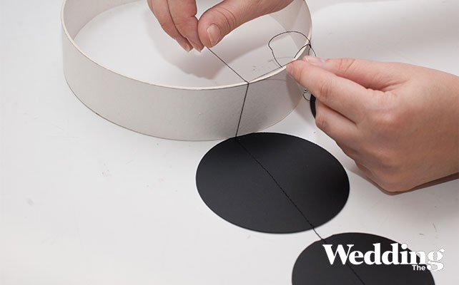 как сделать люстру из бумажных кружков для декора свадьбы, привязать к окружностям цепочки из кружков