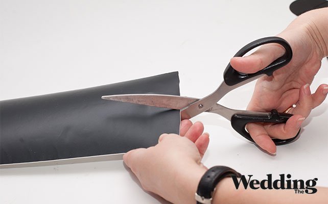 как сделать люстру из бумажных кружков для декора свадьбы, оклеить каждое кольцо из картона самоклеящейся плёнкой