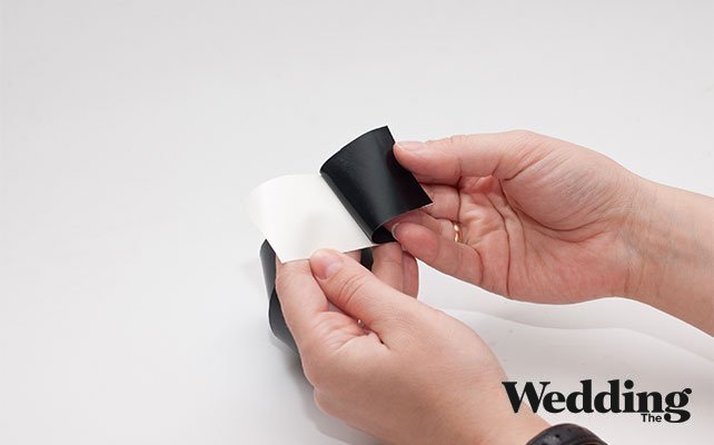 как сделать люстру из бумажных кружков для декора свадьбы, оклеить каждое кольцо из картона самоклеящейся плёнкой