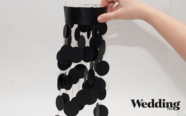как сделать люстру из бумажных кружков для декора свадьбы, оклеить каждое кольцо из картона самоклеящейся плёнкой