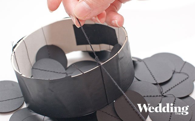 как сделать люстру из бумажных кружков для декора свадьбы, нитками соединить кольца между собой