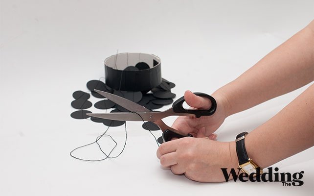 как сделать люстру из бумажных кружков для декора свадьбы, нитками соединить кольца между собой