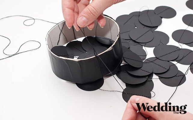 как сделать люстру из бумажных кружков для декора свадьбы, нитками соединить кольца между собой