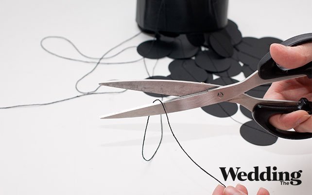 как сделать люстру из бумажных кружков для декора свадьбы, нитками соединить кольца между собой