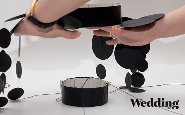 как сделать люстру из бумажных кружков для декора свадьбы, нитками соединить кольца между собой