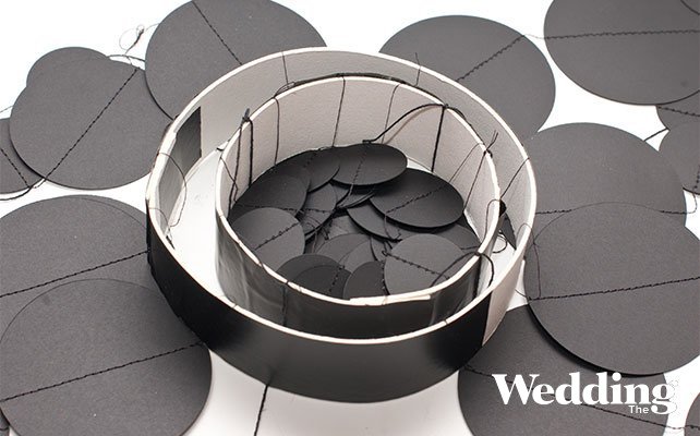 как сделать люстру из бумажных кружков для декора свадьбы, нитками соединить кольца между собой