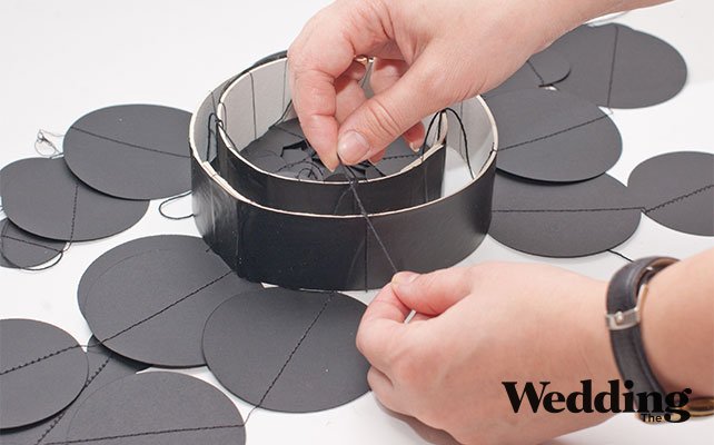 как сделать люстру из бумажных кружков для декора свадьбы, нитками соединить кольца между собой