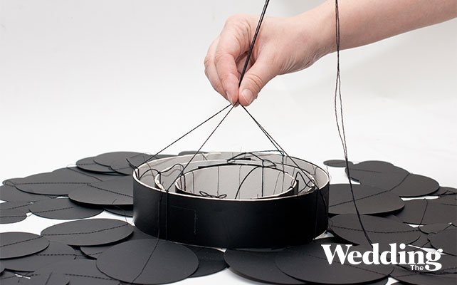 как сделать люстру из бумажных кружков для декора свадьбы, хвостики нитей соединить вместе