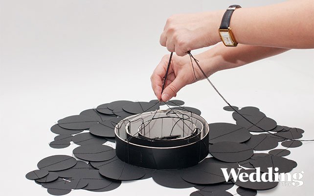 как сделать люстру из бумажных кружков для декора свадьбы, завязать концы нитей узелком