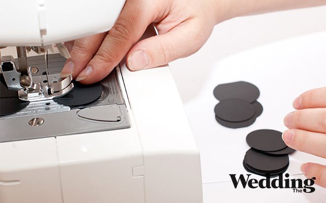 как сделать люстру из бумажных кружков для декора свадьбы, сшить кружочки между собой