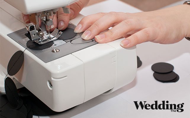 как сделать люстру из бумажных кружков для декора свадьбы, сшить кружочки между собой