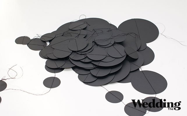 как сделать люстру из бумажных кружков для декора свадьбы, сшить кружочки между собой
