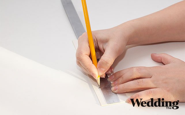 как сделать люстру из бумажных кружков для декора свадьбы, разметить на картоне 3 полоски шириной 3-4 см