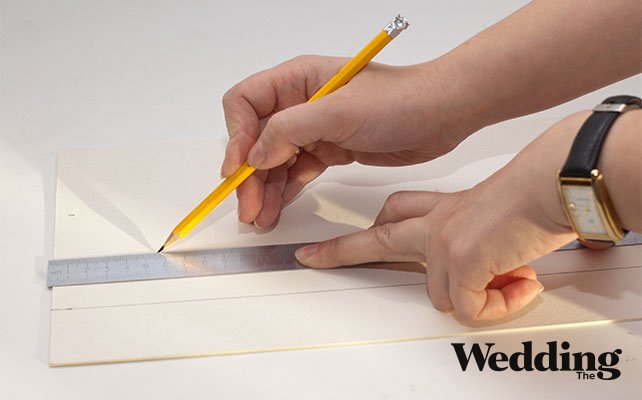 как сделать люстру из бумажных кружков для декора свадьбы, разметить на картоне 3 полоски шириной 3-4 см