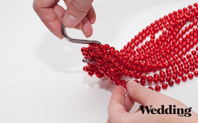 как сделать люстру из бусин, прикрепить крюк для подвеса