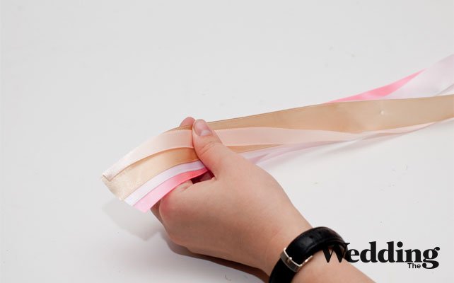 как сделать люстру из лент, отрезаем куски лент и закрепляем на пяльцах